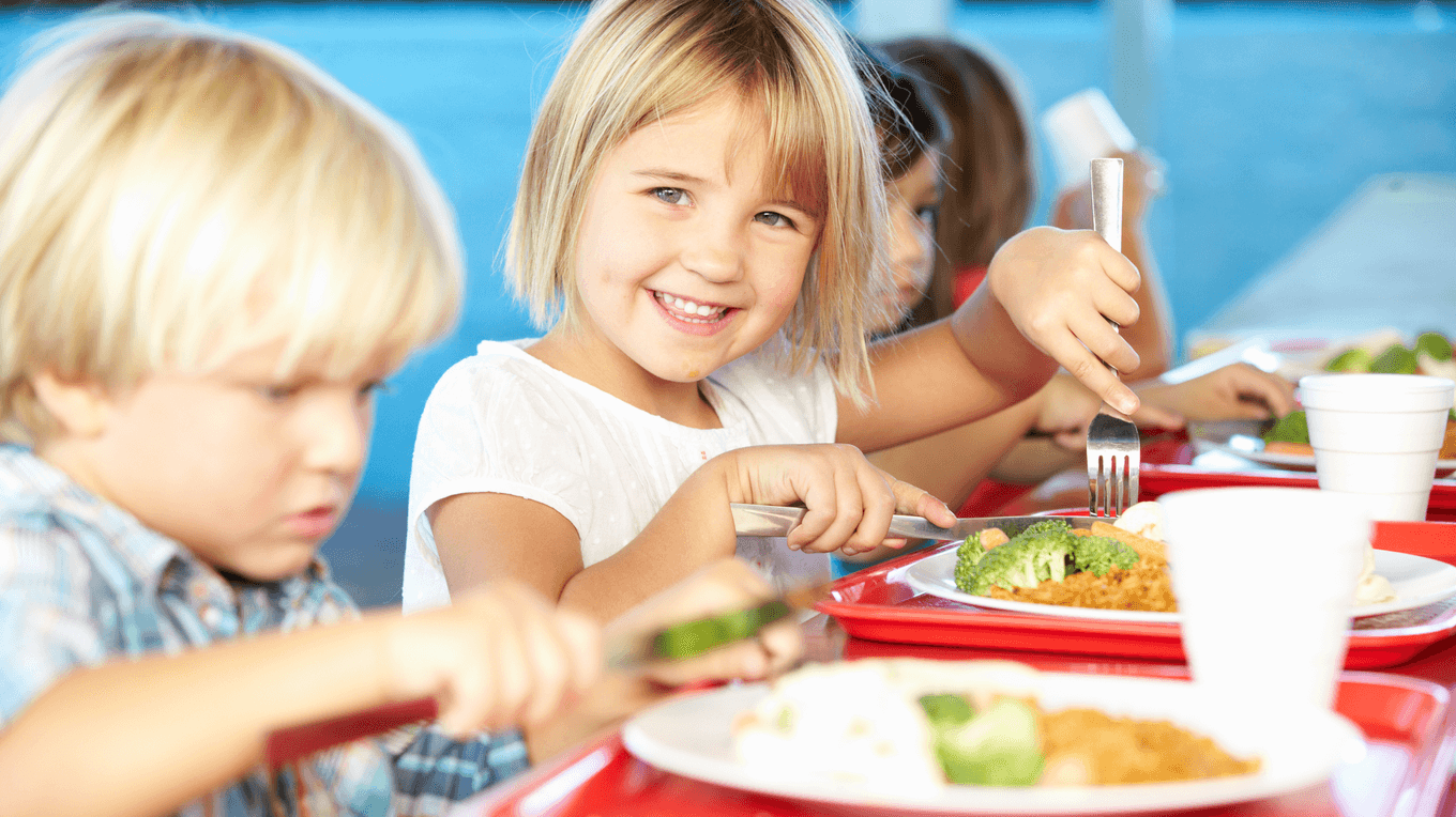 Діти в садочку насолоджуються здоровим обідом